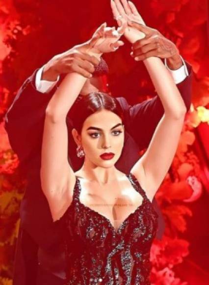 La modelo no defraudó como bailarina, ha conquistado a los presentes, gracias a su sensualidad y dotes artísticas con el tango de 'Roxanne', versión para la banda sonora de la película 'Moulin Rouge' del célebre tema de The Police que la banda sonora de la película.