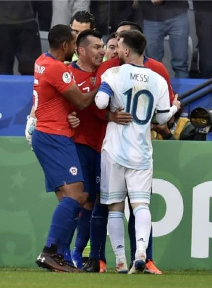 Gary Medel volvió a demostrar la razón por la que se ganó su apodo (le dicen Pitbull) al hacer expulsar a Messi.