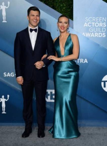 La actriz Scarlett Johansson y su promertido, el humorista Colin Jost, no pararon de sonreír en la alfombra de los SAG.