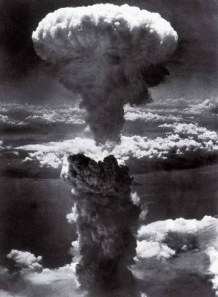 La explosión durante el lanzamiento de la bomba atómica en Nagasaki, Japón, fue captada por el teniente Charles Levy, durante la Segunda Guerra Mundial en 1945.