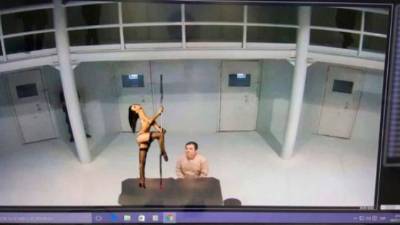 La foto compartida por el secretario de Gobernación de México de El Chapo en prisión ha sido objeto de memes en redes sociales.