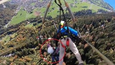 Chris Gurksy intenta desesperadamente sujetarse a las correas del piloto.
