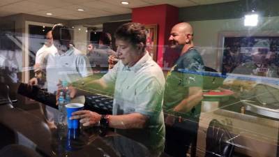 “Bolillo” Gómez y el resto del cuerpo técnico de la selección hondureña se hizo presente al estadio Nacional.