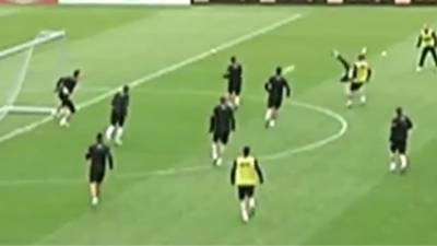 El portero del Southampton sorprendió durante un entrenamiento al mandar el balón a la red como lo hacen los mejores delanteros.