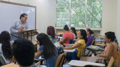 Un docente imparte clases en la carrera de Derecho de la Unah-vs.