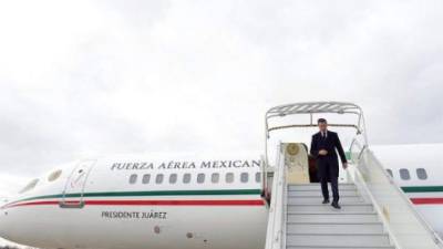 Andrés Manuel López Obrador, presidente electo de México, ha causado polémica en redes sociales tras recibir la primera oferta de compra del lujoso avión presidencial que prometió vender durante su campaña por considerarlo un lujo innecesario.