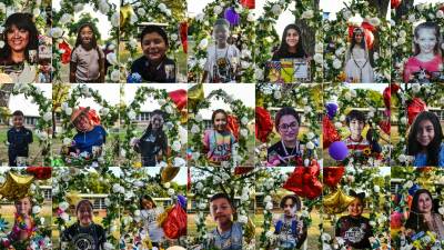 Las fotos de los 19 niños asesinados junto a sus dos maestras fueron desplegadas frente a la escuela primaria Robb.