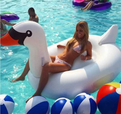 La gemela de la tenista más guapa coquetea con Neymar