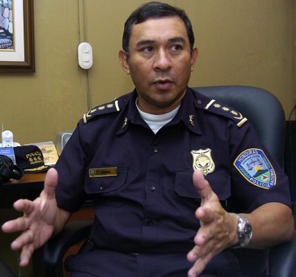 Jefes policiales niegan participación en crímenes