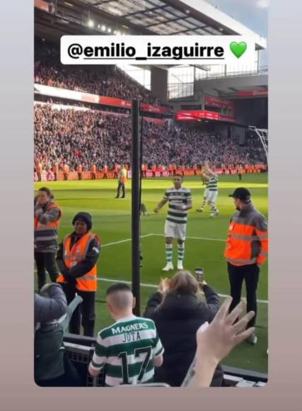 Al finalizar el duelo, Emilio Izaguirre también aprovecho para saludar a la afición del Celtic, quien estuvo acompañándolos en el encuentro.