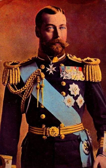 Jorge V. El segundo hijo del rey Eduardo VII nació en 1865 y se le atribuye la fundación de la Casa de Windsor y la introducción del estilo moderno de la monarquía. Pero, al igual que su hijo, nunca estuvo destinado a ser rey, y sólo se convirtió en heredero cuando su hermano, el príncipe Alberto Víctor, murió a los 28 años de gripe de 1892.