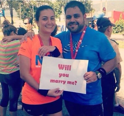 Espera que su novia termine la maratón para pedirle matrimonio