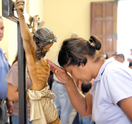 Fieles viven miércoles lleno de oración y perdón