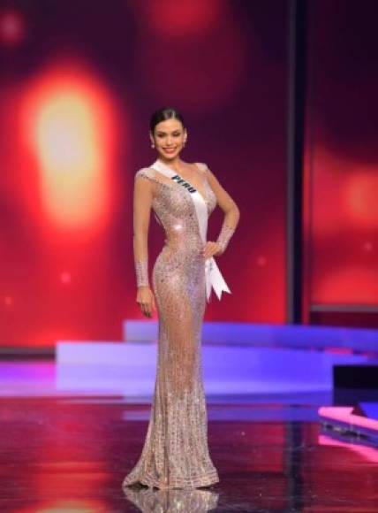 La belleza peruana fue la tercera finalista del evento y tras recibir su arreglo floral rompió en llanto en pleno escenario, según se observa en videos que se han viralizado en redes sociales.
