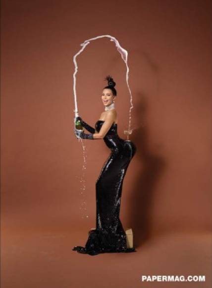 En la edición de invierno del 2014 de la revista Paper Kim Kardashian protagonizó un semidesnudo que inició con la tradición de 'romper el internet'. El fotógrafo de entonces fue Jean-Paul Goude.