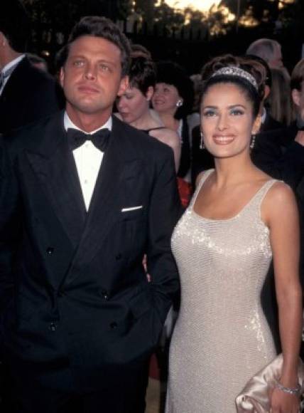 Premios Óscar 1997. A la ceremonia de ese año, Salma Hayek llegó acompañada del cantante Luis Miguel, con quien se le vinculó sentimentalmente. Sin embargo, la actriz afirma que solo eran buenos amigos.