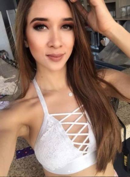 Otra de las catrachas reconocidas que no desaprovechó la oportunidad para posar en bikini fue Daniela Servellón, presentadora de Tv Azteca Honduras.
