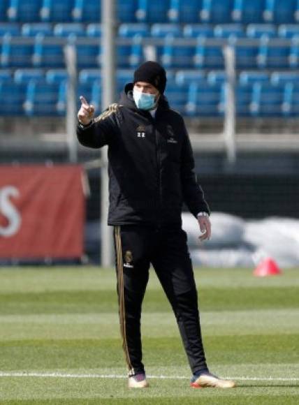 Zinedine Zidane, entrenador del Real Madrid, dio indicaciones y fue el único que utilizó la mascarilla en el regreso a los entrenamientos del club blanco.