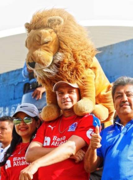 Un enorme León se hizo presente en el Excélsior con los aficionados del Olimpia.