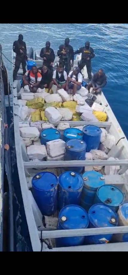 Los colombianos capturados fueron identificados como Jorge Alfredo Colemer Haylock, Laider Castro Morales, Luis Antonio Polo Silva, Gorji Otero Pomares y Álvaro Castro Escalante.