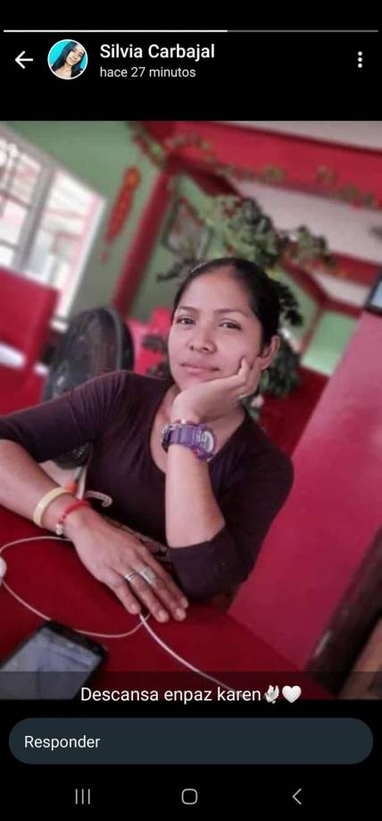 “Pensar que anoche estuvimos hablando. Me arrepiento no haber hablado mucho tiempo contigo mamita”, siguió escribiendo la joven.