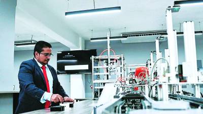 <b>La UTH cuenta con laboratorios completamente equipados para la enseñanza técnica.</b>