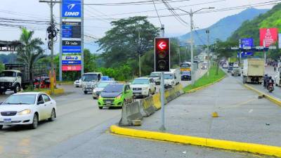 Dos semáforos en el cruce del bulevar del sur a Chamelecón fueron instalados en las últimas semanas.