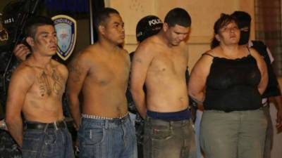 Fue recapturado en 2015 y desde entonces ha sido acusado por varios delitos. (El segundo en la fila de izquierda a derecha)