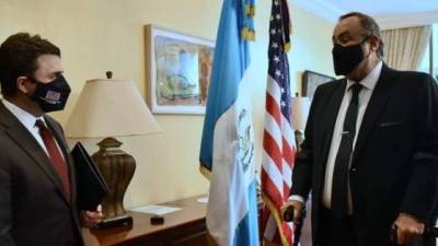 Ricardo Zúñiga, enviado especial de la Casa Blanca para el Triángulo Norte de Centroamérica, conversa con el presidente de Guatemala Alejandro Giammattei.