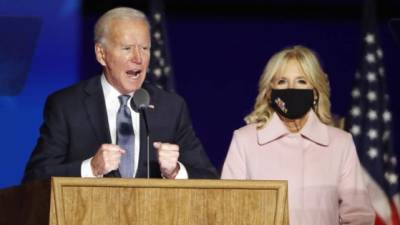 El candidato del partido demócrata, Joe Biden, acompañado de Jill Biden, durante su intervención en la noche electoral en Wilmington, Delaware.