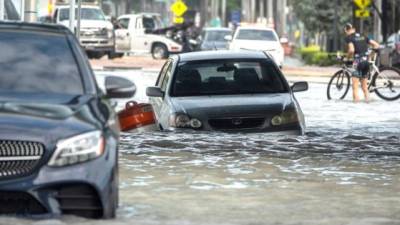 El sur de Florida amaneció este lunes con calles inundadas.