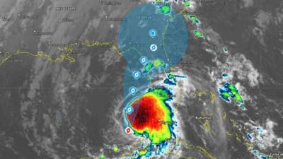 Eta se desplaza a 15 m/h (24 km/h) en dirección norte-noreste. (NHC)