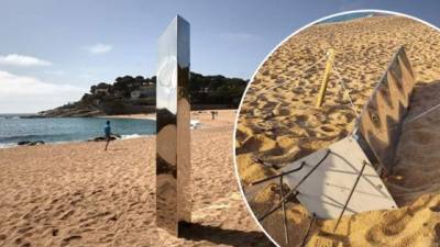 El monolito apareció en la playa de Sa Conca del municipio de Castell-Platja d'Aro (Girona), en plena Costa Brava (España).