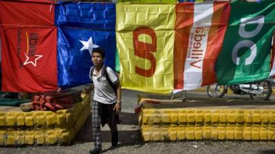 Banderas de partidos políticos hondureños.