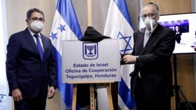 El presidente de Honduras, Juan Orlando Hernández, y el cónsulo honorario de Israel, Moisés Starkman Pinel, desvelaron la placa.