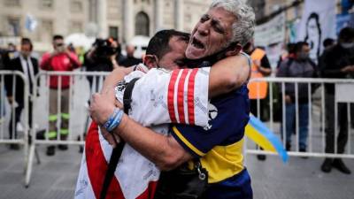 Un hincha de River Plate se abraza con otro de Boca Juniors, algo que solo Diego Maradona podía lograr.