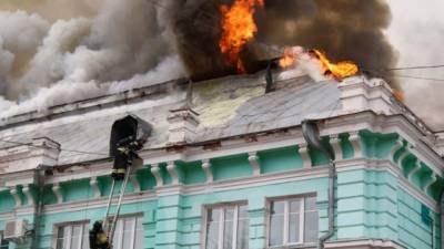 Los bomberos lograron controlar el incendio y nadie resultó herido. (AFP)