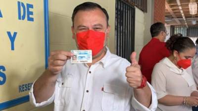 Darío Banegas votó en la Unah en Tegucigalpa. Foto: redes sociales.