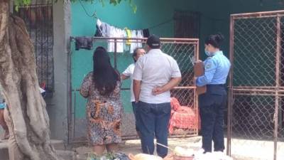 Funcionarios policiales y del Ministerio Público se trasladaron hasta la casa del menor víctima de maltrato.