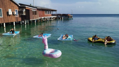 Turistas disfrutando del mar.