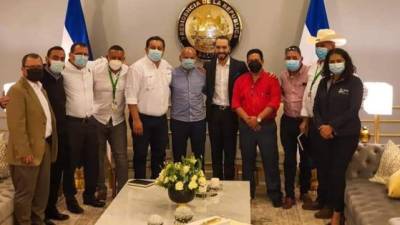 El presidente Nayib Bukele recibió a siete alcaldes hondureños que le solicitaron la donación de vacunas contra covid-19.