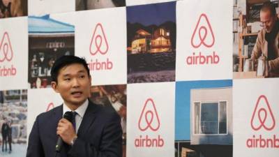 Un directivo de Airbnb ofrece una rueda de prensa.