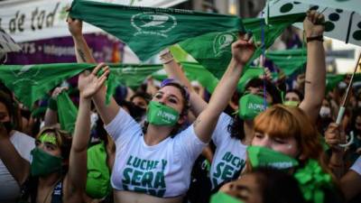 Envueltas en sus pañoletas verdes y con el puño en alto, miles de mujeres pasaron la noche conteniendo el aliento frente al Congreso de Argentina, mientras los legisladores pronunciaban uno a uno su voto en la maratónica sesión que culminó el miércoles con una histórica legalización del aborto.