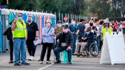 Personas hacen largas filas para poder vacunarse en Florida. Foto: AFP