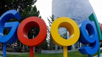 Google proporciona varios servicios tecnológicos que funcionan como intermediarios entre anunciantes y editores para mostrar anuncios en sitios web o aplicaciones móviles.