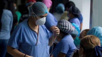 Empleados sanitarios esperarando ser vacunados contra la Covid-19, en el Hospital Escuela Universitario, en Tegucigalpa.