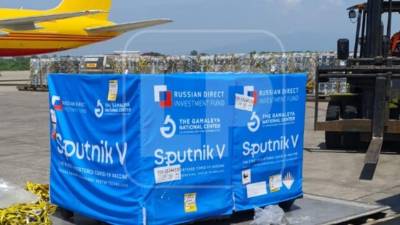 Este viernes llegó a Honduras un lote de 6,000 dosis de la vacuna rusa Sputnik V, de 4.2 millones de vacunas compradas por el gobierno hondureño a Rusia. Foto: Melvin Cubas/LA PRENSA