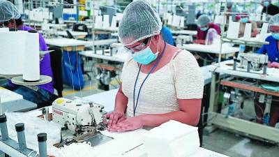 Operadora de maquila haciendo costuras | Fotografía de archivo