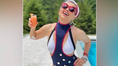 La cantante mexicana Thalía celebró el aniversario del Día de la Independencia de Estados Unidos con un impactante bikinazo.