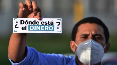 '¿Dónde está el dinero?' es la frase que se está haciendo común no solo en redes sociales, sino en calcomanías, camisetas, murales y pancartas. Foto: AFP